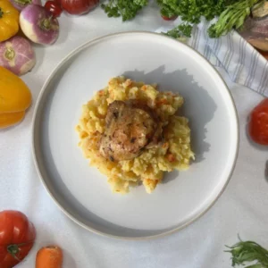 Poulet et écrasé de pomme de terre, navet et carotte